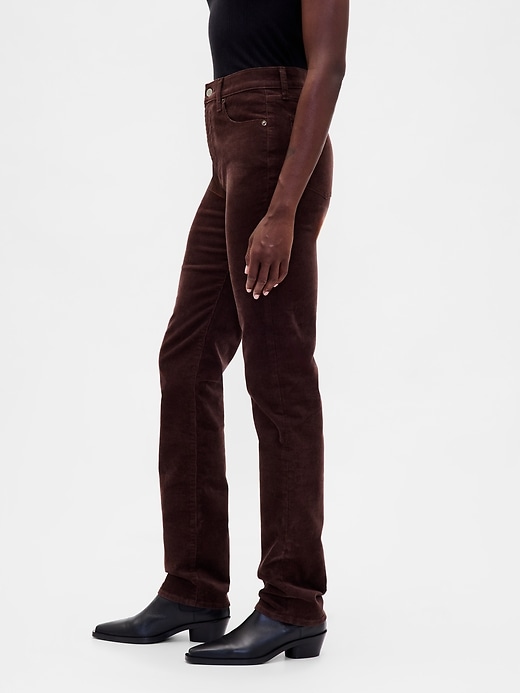 hochgeschnittene cordjeans im 90er-jahre-stil schmal geschnitten gerader schnitt