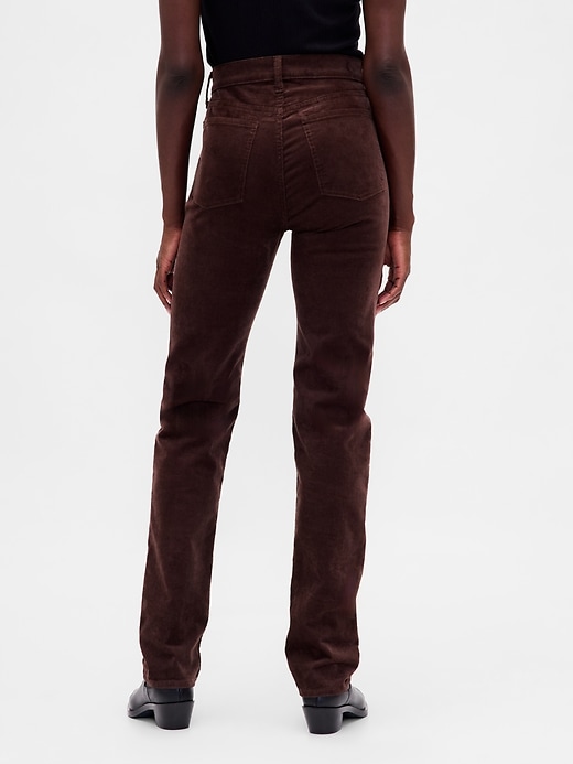 hochgeschnittene cordjeans im 90er-jahre-stil schmal geschnitten gerader schnitt
