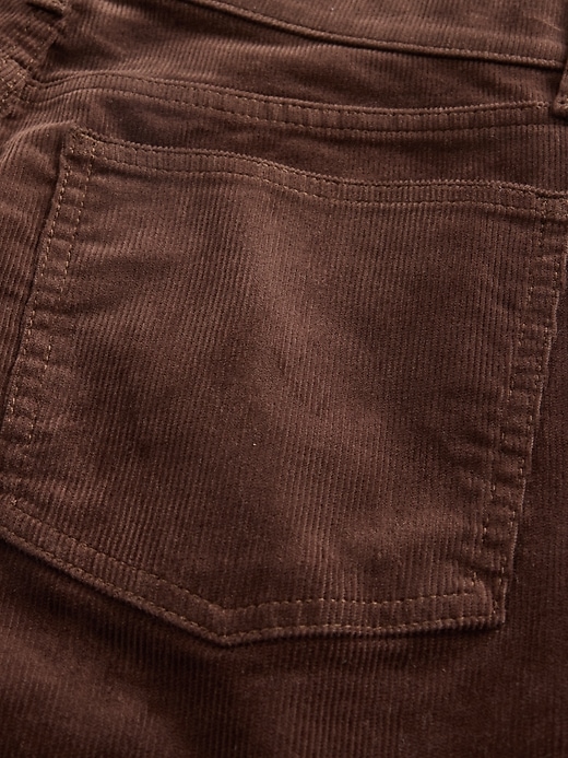 hochgeschnittene cordjeans im 90er-jahre-stil schmal geschnitten gerader schnitt