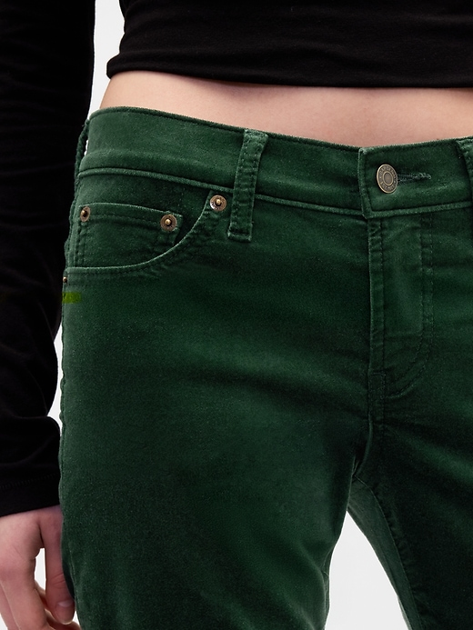 schmal geschnittene gerade geschnittene samthose im 90er-jahre-stil mit niedrigem bund