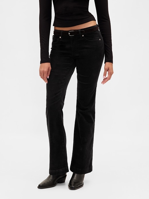 lange und schmal geschnittene cordhose mit niedrigem bund
