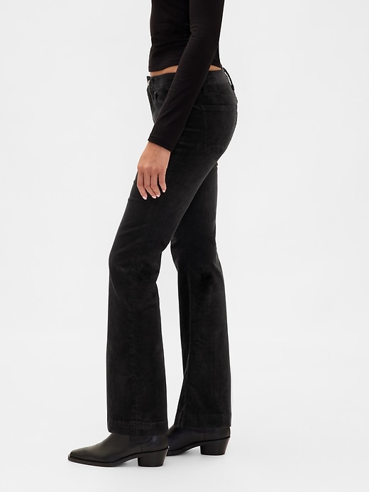 lange und schmal geschnittene cordhose mit niedrigem bund
