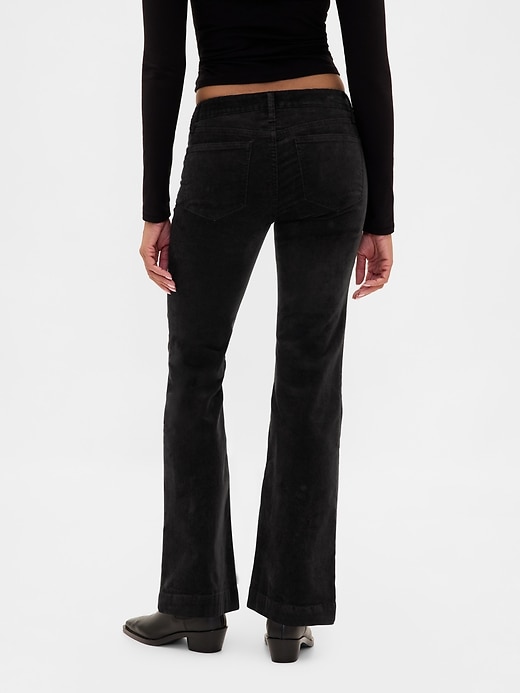 lange und schmal geschnittene cordhose mit niedrigem bund