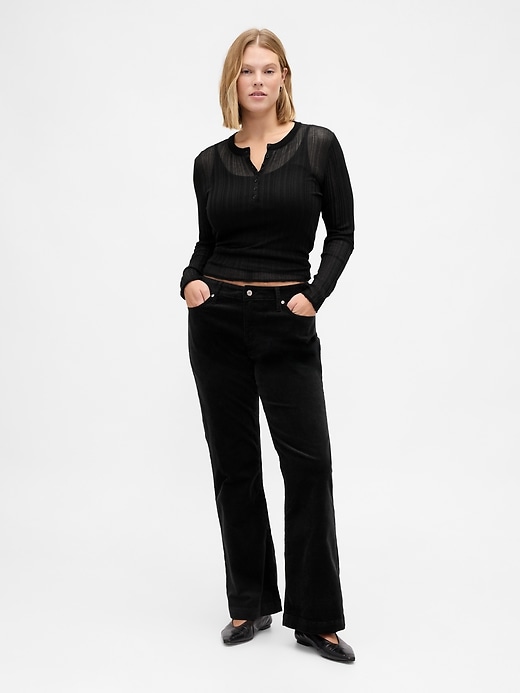 lange und schmal geschnittene cordhose mit niedrigem bund