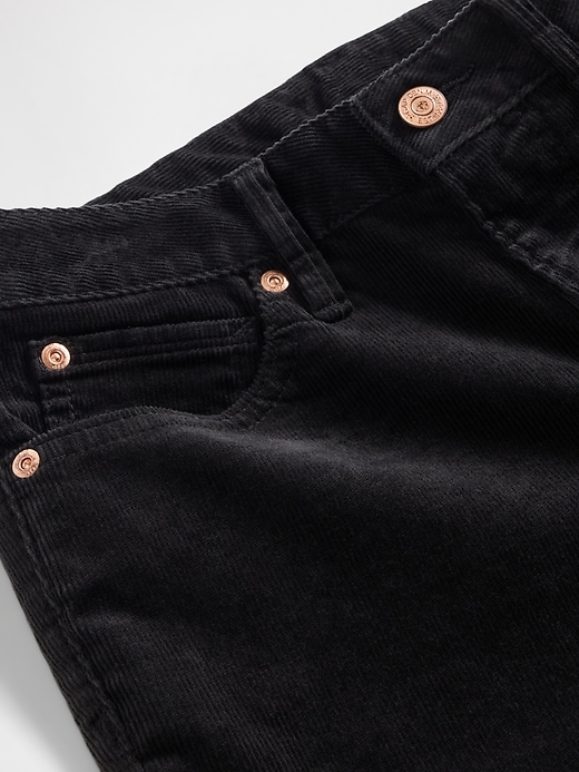 lange und schmal geschnittene cordhose mit niedrigem bund
