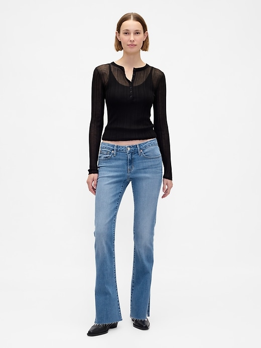 hüftjeans lang und schmal geschnitten mit schlitzsaum