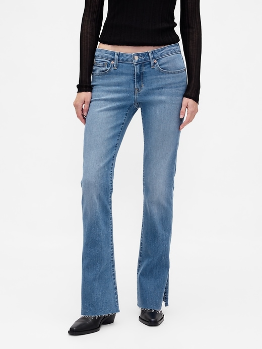 hüftjeans lang und schmal geschnitten mit schlitzsaum
