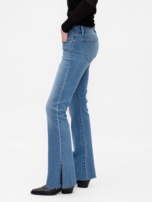 hüftjeans lang und schmal geschnitten mit schlitzsaum