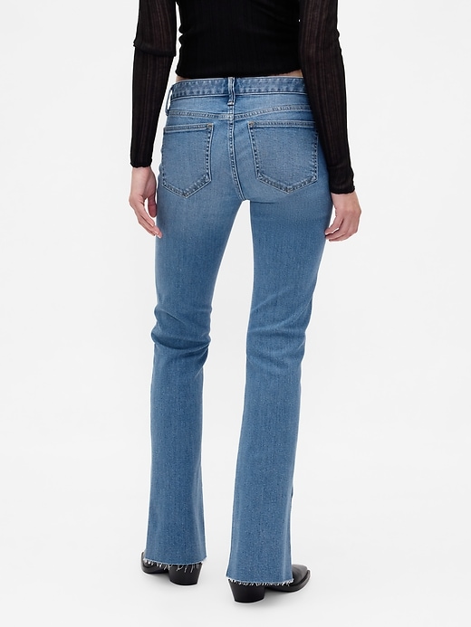 hüftjeans lang und schmal geschnitten mit schlitzsaum