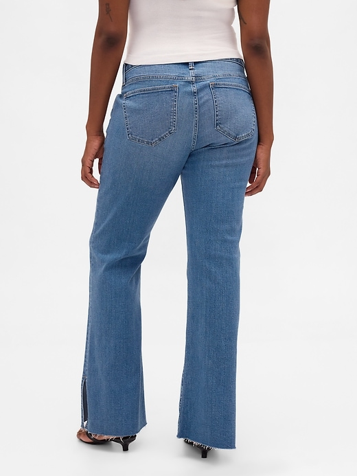 hüftjeans lang und schmal geschnitten mit schlitzsaum