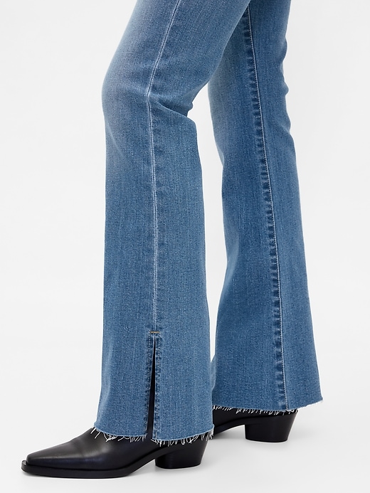 hüftjeans lang und schmal geschnitten mit schlitzsaum