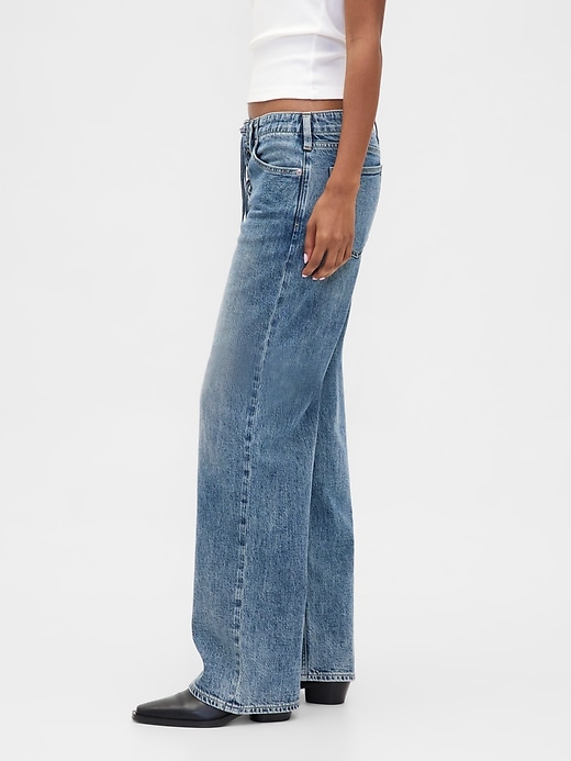 hüftig geschnittene lockere jeans im 90er-jahre-stil mit schnürung