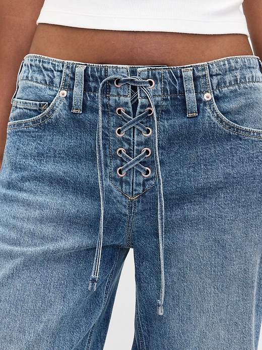 hüftig geschnittene lockere jeans im 90er-jahre-stil mit schnürung