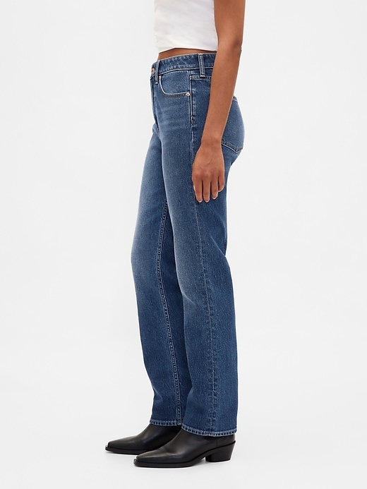 curvy high rise slim straight jeans im 90er-jahre-stil mit geradem bein und schmalem schnitt.