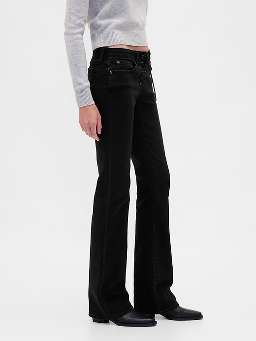 hüftjeans mit langem schmalem schnitt und schnürung