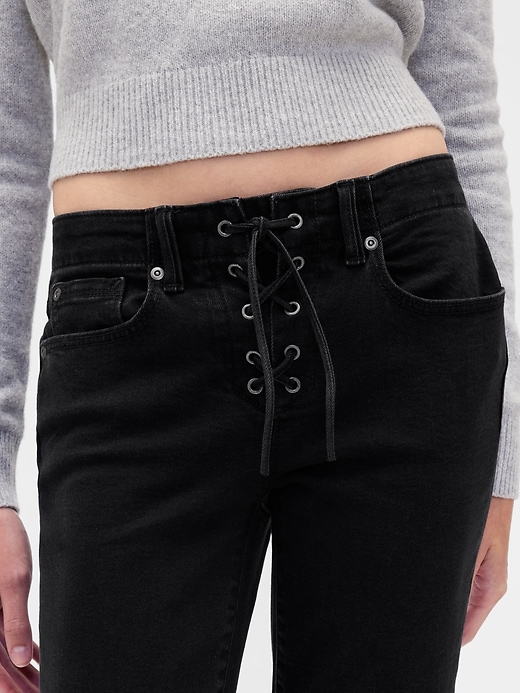 hüftjeans mit langem schmalem schnitt und schnürung