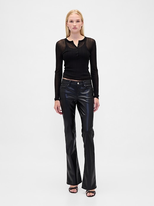 hüftig geschnittene lange und schmale hose aus recyceltem veganem leder
