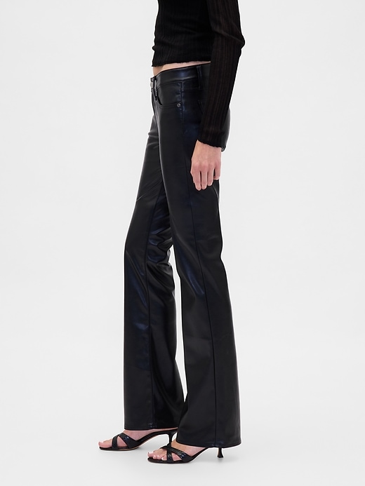 hüftig geschnittene lange und schmale hose aus recyceltem veganem leder