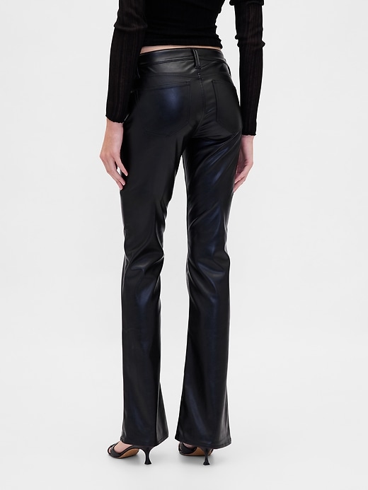 hüftig geschnittene lange und schmale hose aus recyceltem veganem leder