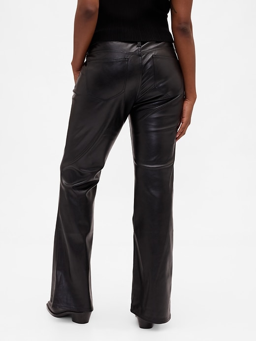 hüftig geschnittene lange und schmale hose aus recyceltem veganem leder