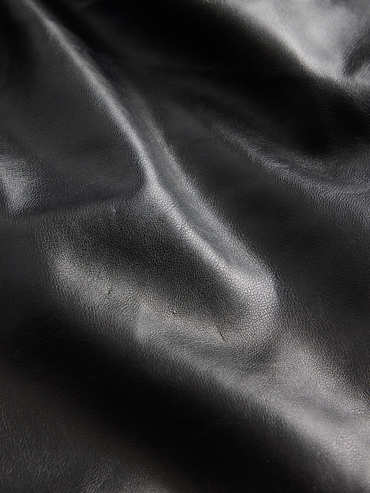 hüftig geschnittene lange und schmale hose aus recyceltem veganem leder