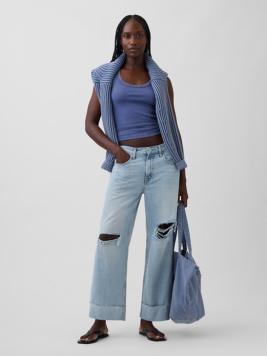 hüftig geschnittene lockere cropped-jeans mit umgeschlagenem saum
