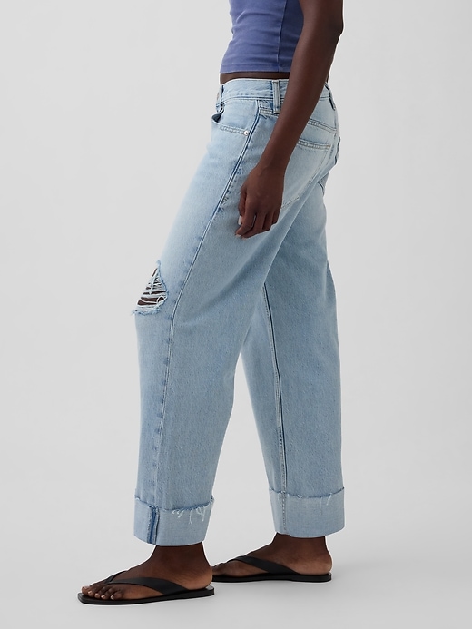 hüftig geschnittene lockere cropped-jeans mit umgeschlagenem saum