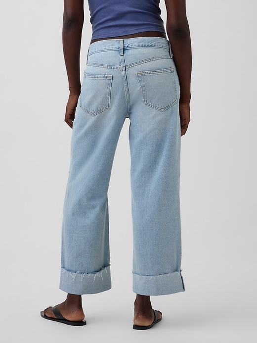 hüftig geschnittene lockere cropped-jeans mit umgeschlagenem saum