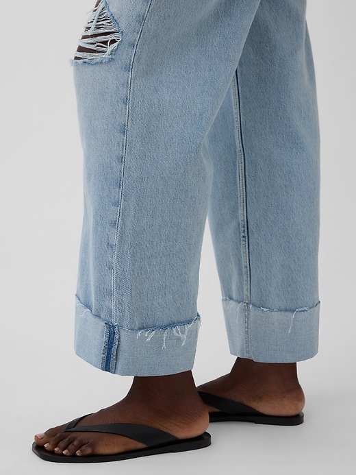 hüftig geschnittene lockere cropped-jeans mit umgeschlagenem saum
