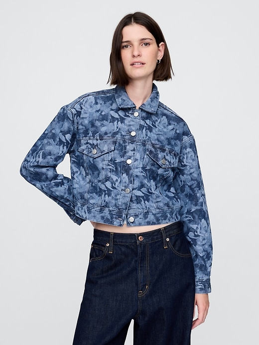 kurze jeansjacke mit blumenmuster