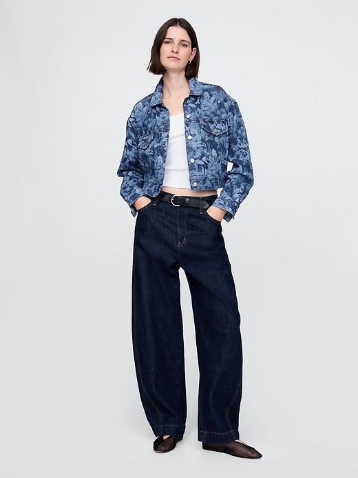 kurze jeansjacke mit blumenmuster