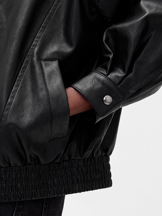 oversized-jacke aus veganem leder
