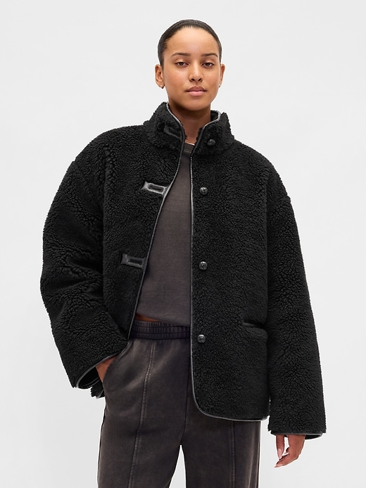 jacke aus recyceltem sherpa-fleece und mit besatz aus veganem leder