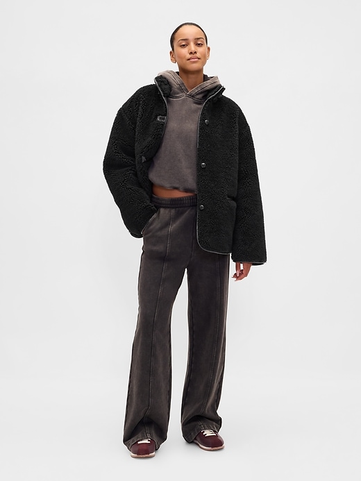 jacke aus recyceltem sherpa-fleece und mit besatz aus veganem leder