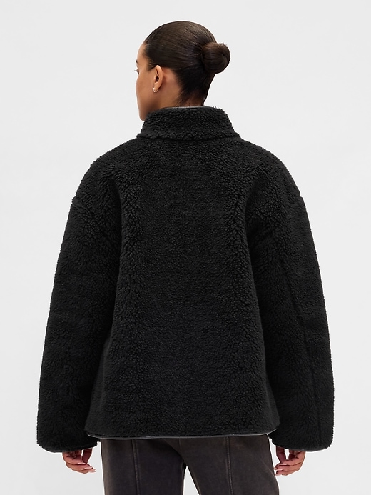 jacke aus recyceltem sherpa-fleece und mit besatz aus veganem leder