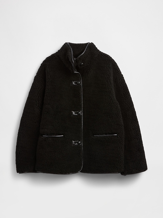 jacke aus recyceltem sherpa-fleece und mit besatz aus veganem leder