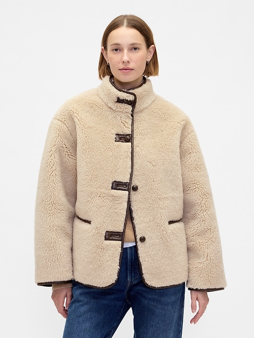 jacke aus recyceltem sherpa-fleece und mit besatz aus veganem leder
