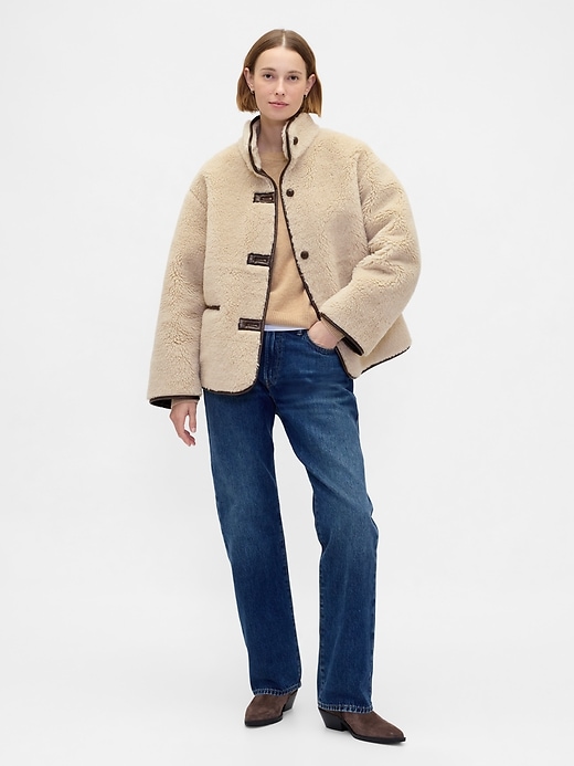 jacke aus recyceltem sherpa-fleece und mit besatz aus veganem leder