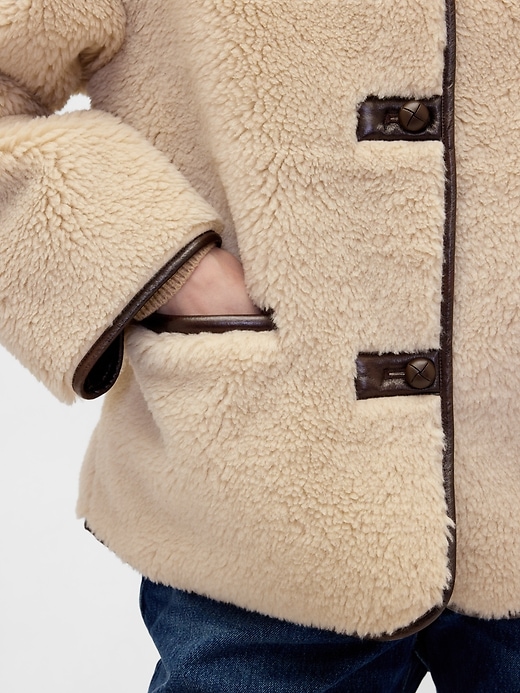 jacke aus recyceltem sherpa-fleece und mit besatz aus veganem leder