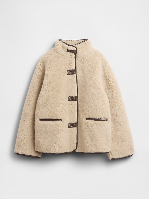 jacke aus recyceltem sherpa-fleece und mit besatz aus veganem leder