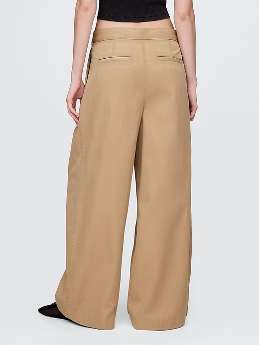 khakihosen mit hohem bund bundfalten und weitem bein aus twill