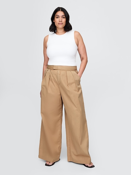 khakihosen mit hohem bund bundfalten und weitem bein aus twill