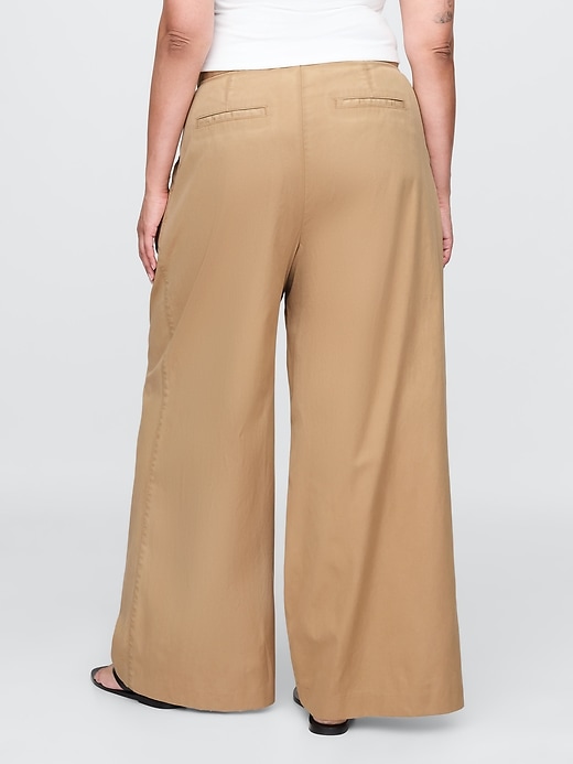 khakihosen mit hohem bund bundfalten und weitem bein aus twill