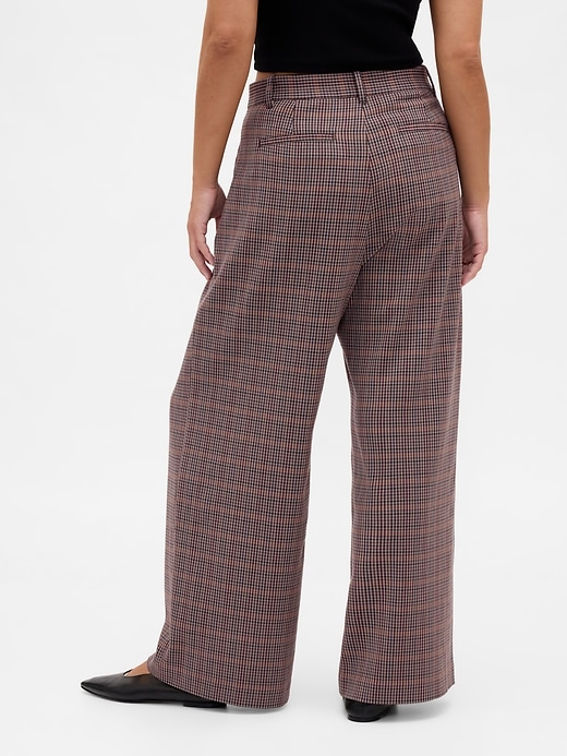 365 high rise hose aus gebürstetem twill mit falten