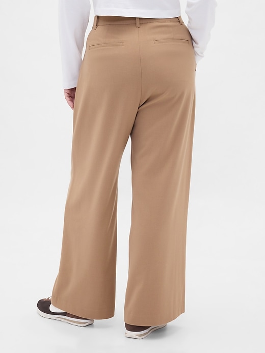 365 high rise hose aus gebürstetem twill mit falten
