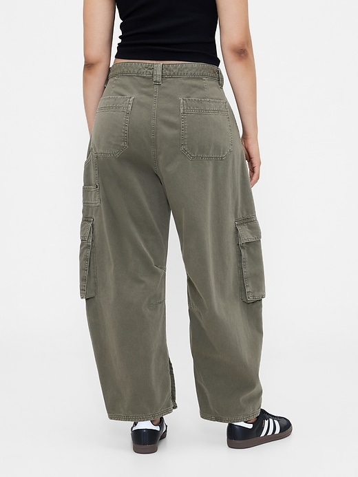 mittelhoch geschnittene cargohose