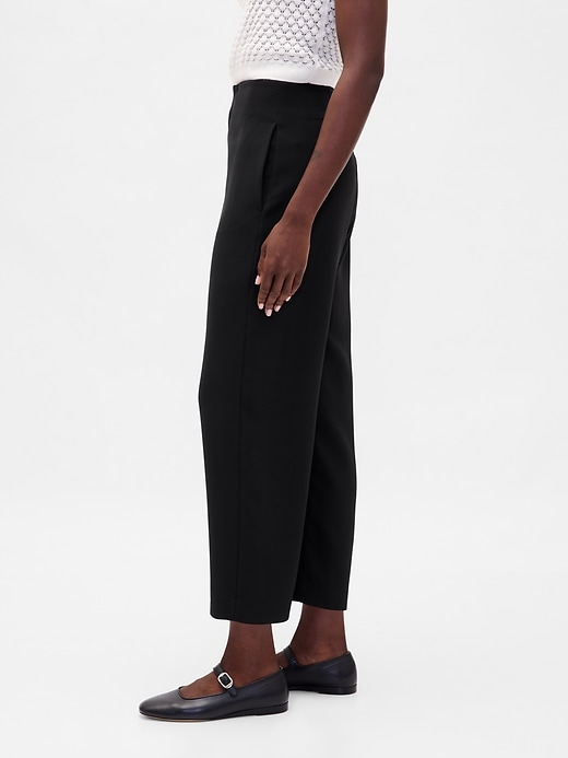 hochgeschnittene gerade geschnittene twill-hose am knöchel