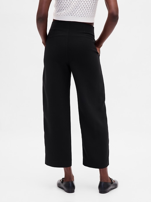 hochgeschnittene gerade geschnittene twill-hose am knöchel