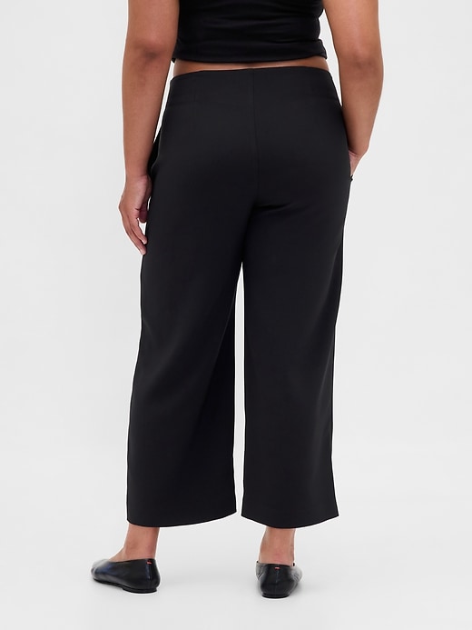 hochgeschnittene gerade geschnittene twill-hose am knöchel