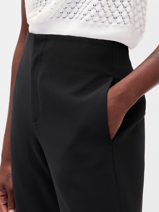 hochgeschnittene gerade geschnittene twill-hose am knöchel